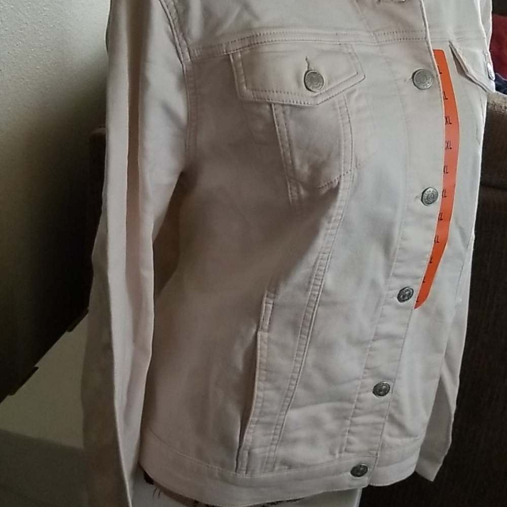 Cute Women's Light Jean Jacket - Picture 2 of 4